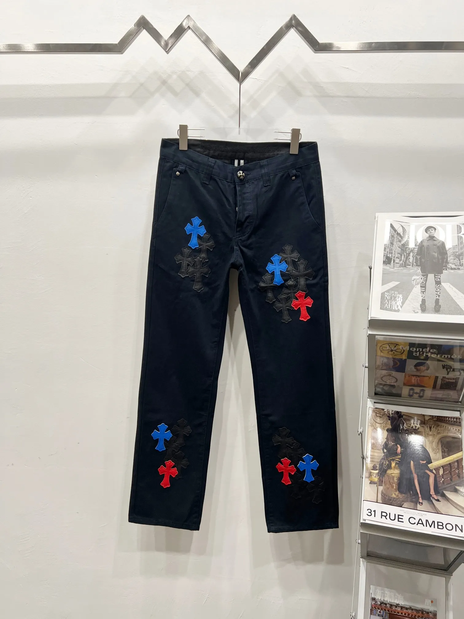P260 Style No.: (c033) ChromeHearts & ChromeHearts Black Basket Casual Pants Jeans Original hardware accessories washed and other elevators, QR code analysis is from the original factory, high degree of restoration, you are welcome to compare the products~ Three-dimensional version Loose and comfortable, not picky about the figure Make you taller and slimmer Factory Seiko Original quality control Same style for men and women Can be matched with couples Versatile recommendation Necessary jeans for all seasons Hipsters have been disappointed From the quality selection of fabrics, the tailoring of details, and the matching of patterns, everything is impeccable! The upper body is so handsome when worn...it can be easily worn by men, women and children! The craftsmanship is made of heavy-duty washed pure cotton denim fabric. After washing, it is soft and thick. It is very stylish when worn on the body. Size: 28, 30, 32, 34, 36 (S-XXL) Color: Navy Blue